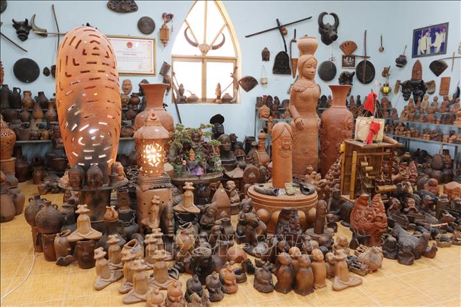 Sản phẩm gốm của Hợp tác xã gốm Chăm Bàu Trúc (xã Ninh Phước, tỉnh Khánh Hòa). Ảnh: Nguyễn Thành - TTXVN