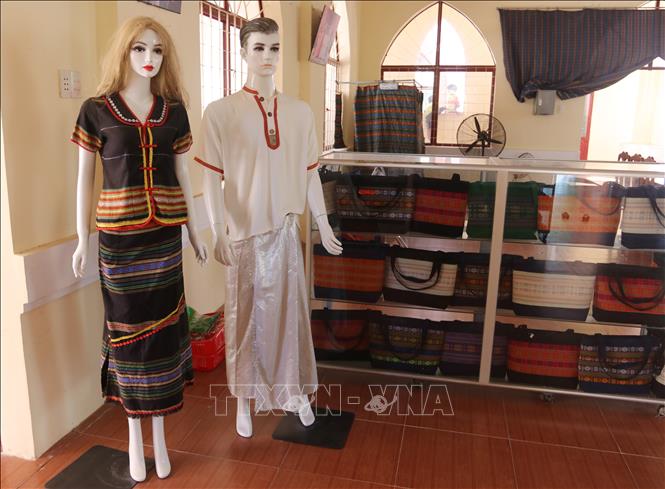 Sản phẩm thổ cẩm của Hợp tác xã dệt thổ cẩm Chăm Mỹ Nghiệp (xã Ninh Phước, Khánh Hòa). Ảnh: Nguyễn Thành - TTXVN