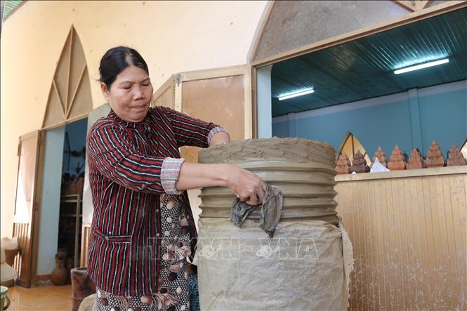 Sản xuất sản phẩm gốm thủ công truyền thống tại Hợp tác xã gốm Chăm Bàu Trúc (xã Ninh Phước, Khánh Hòa). Ảnh: Nguyễn Thành - TTXVN