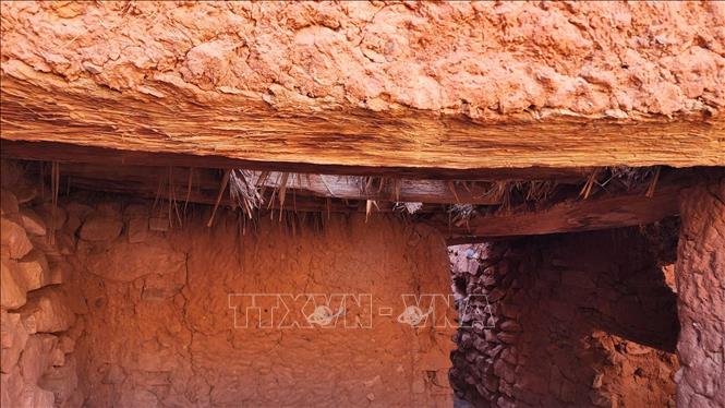 Mái nhà được lợp bằng thân cây chà là và đất sét. Ảnh: Mạnh Hùng – PV TTXVN tại Algeria