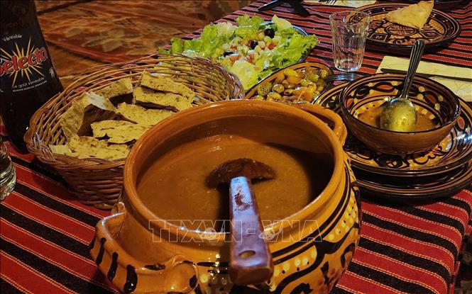 Các món ăn truyền thống của người dân trên ốc đảo. Ảnh: Mạnh Hùng – PV TTXVN tại Algeria