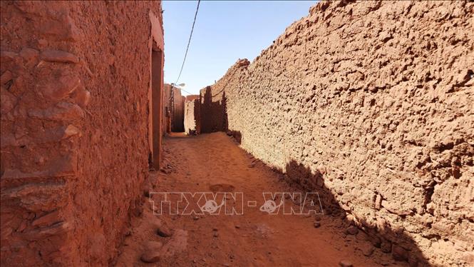 Một ngõ nhỏ trên ốc đảo. Ảnh: Mạnh Hùng – PV TTXVN tại Algeria