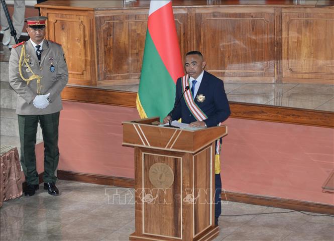 (Tư liệu) Tổng thống Madagascar Michael Randrianirina (phải) tại lễ tuyên thệ nhậm chức ở Antananarivo, Madagascar. Ảnh: THX/TTXVN