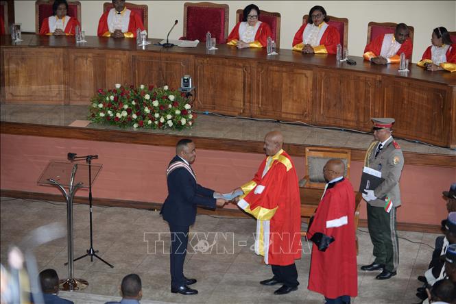 (Tư liệu) Tổng thống Madagascar Michael Randrianirina (trái, phía trước) tại lễ tuyên thệ nhậm chức ở Antananarivo, Madagascar. Ảnh: THX/TTXVN