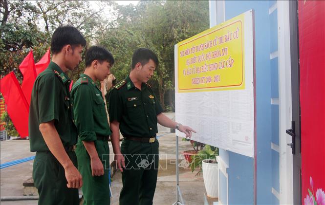 Cán bộ, chiến sĩ trên đảo Hòn Khoai kiểm tra danh sách cử tri trước ngày bầu cử sớm. Ảnh: Chanh Đa - TTXVN
