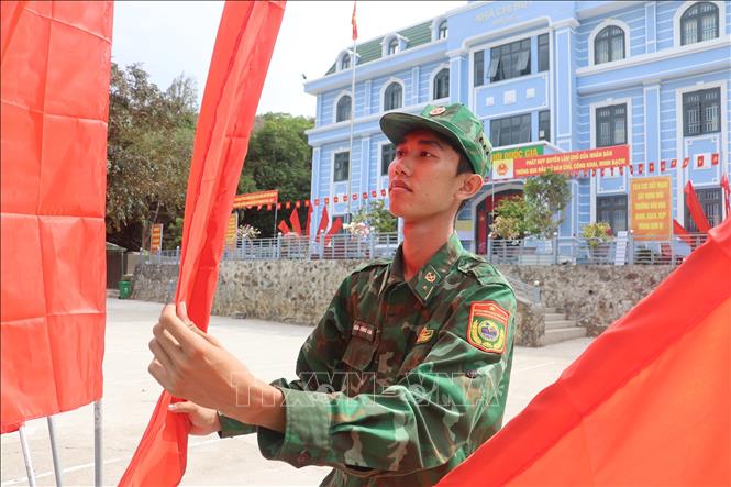 Chuẩn bị cho ngày bầu cử sớm tại Hòn Khoai. Ảnh: Chanh Đa - TTXVN