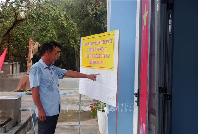 Cử tri trên đảo Hòn Khoai kiểm tra danh sách cử tri trước ngày bầu cử sớm. Ảnh: Chanh Đa - TTXVN