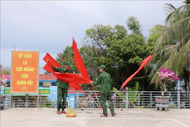 Cán bộ, chiến sĩ trên đảo Hòn Khoai trang trí cờ phướn chuẩn bị cho ngày bầu cử sớm. Ảnh: Chanh Đa - TTXVN