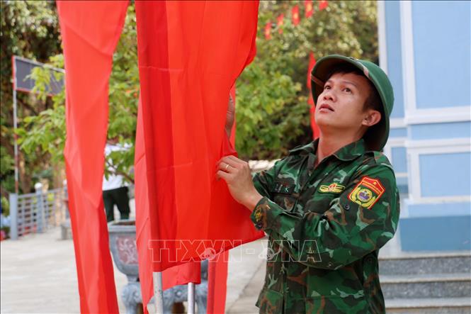 Cán bộ, chiến sĩ đảo Hòn Khoai trang trí chuẩn bị cho ngày bầu cử sớm. Ảnh: Chanh Đa - TTXVN