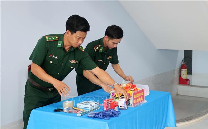 Kiểm tra các trang thiết bị phục vụ cho ngày bầu cử sớm. Ảnh: Chanh Đa - TTXVN