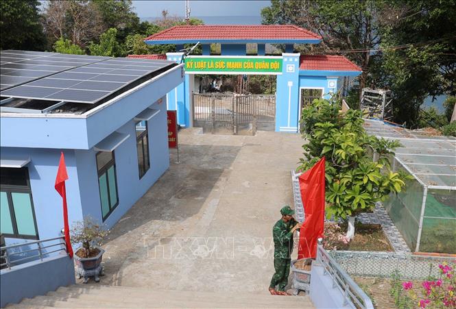 Trang trí, chuẩn bị cho ngày bầu cử sớm tại Hòn Khoai. Ảnh: Chanh Đa - TTXVN