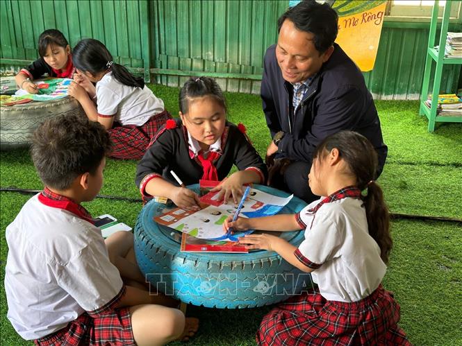 Học sinh đồng bào Xơ Đăng tại xã Tu Mơ Rông (tỉnh Quảng Ngãi) vẽ tranh cổ động về bầu cử. Ảnh: TTXVN phát