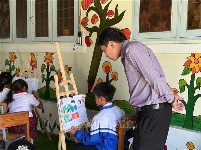 Học sinh đồng bào Xơ Đăng ở xã Tu Mơ Rông (tỉnh Quảng Ngãi) vẽ tranh cổ động về bầu cử. Ảnh: TTXVN phát