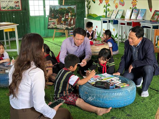 Học sinh đồng bào Xơ Đăng ở xã Tu Mơ Rông (tỉnh Quảng Ngãi) vẽ tranh cổ động về bầu cử. Ảnh: TTXVN phát