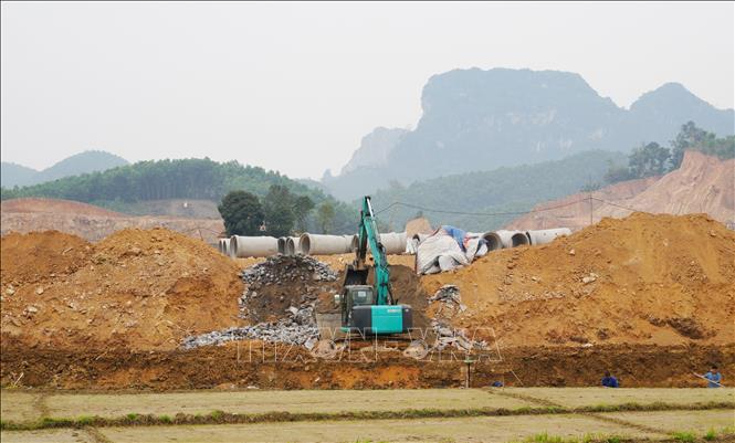 Thi công hạ tầng Cụm công nghiệp Yên Lạc, xã Phú Lương. Ảnh: Hoàng Nguyên - TTXVN