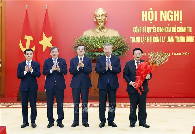 Tổng Bí thư Tô Lâm trao Quyết định của Bộ Chính trị thành lập Hội đồng Lý luận Trung ương nhiệm kỳ 2026-2031. Ảnh: Thống Nhất – TTXVN