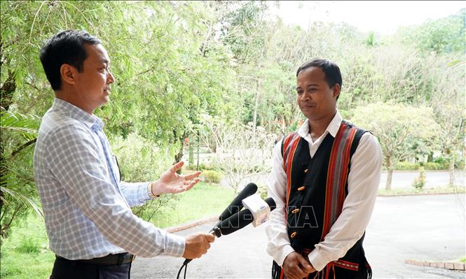 Anh Hồ Văn Thông, đồng bào Ca Dong, Bí thư Chi bộ thôn Tak Lũ, xã Nam Trà My (phải) trả lời phỏng vấn của phóng viên TTXVN. Ảnh: Quốc Dũng - TTXVN