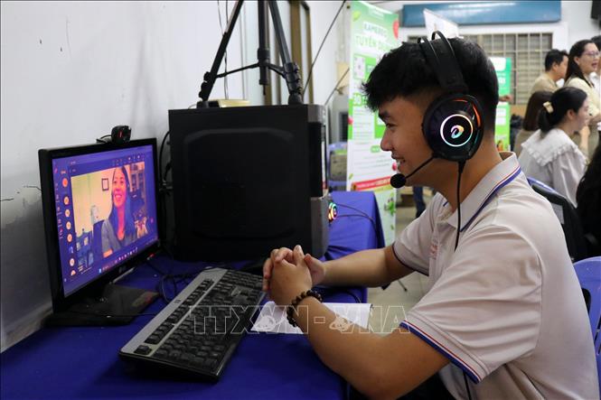 Doanh nghiệp tuyển dụng lao động trực tuyến tại điểm cầu Trung tâm Dịch vụ việc làm Thành phố Hồ Chí Minh. Ảnh: Thanh Vũ-TTXVN