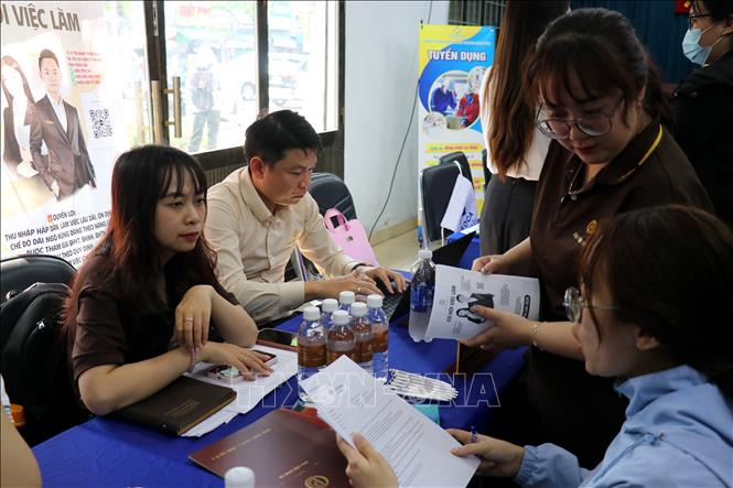 Đông đảo người lao động tìm việc tại điểm cầu Trung tâm Dịch vụ việc làm Thành phố Hồ Chí Minh. Ảnh: Thanh Vũ-TTXVN