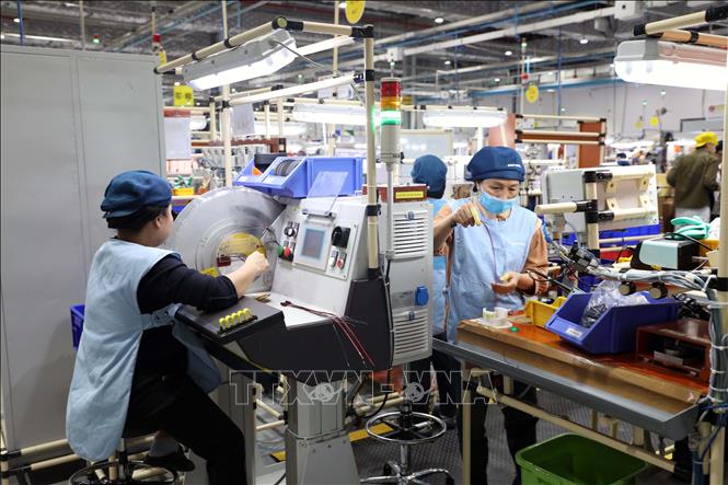 Công ty trách nhiệm hữu hạn Gentherm Việt Nam – doanh nghiệp 100% vốn đầu tư nước ngoài, đóng tại Khu công nghiệp Đồng Văn I (Ninh Bình) có hơn 1.200 lao động đã trở lại làm việc đầy đủ ngay từ những ngày đầu năm. Ảnh: Đại Nghĩa - TTXVN