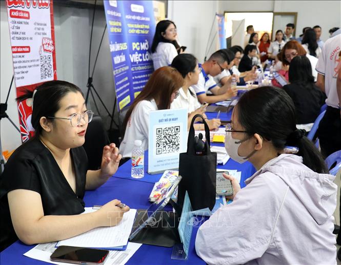 Đông đảo người lao động tìm việc tại điểm cầu Trung tâm Dịch vụ việc làm Thành phố Hồ Chí Minh. Ảnh: Thanh Vũ-TTXVN