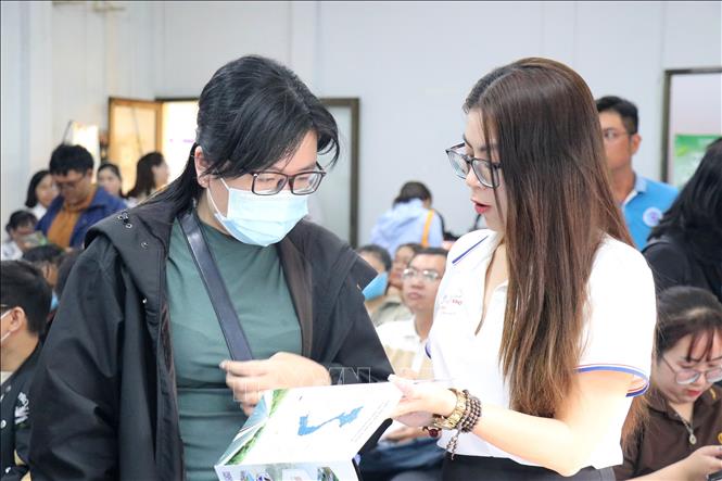 Đông đảo người lao động tìm việc tại điểm cầu Trung tâm Dịch vụ việc làm Thành phố Hồ Chí Minh. Ảnh: Thanh Vũ-TTXVN