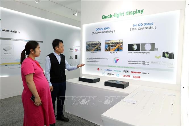 Ông Kim Sung Ju – Giám đốc Công ty trách nhiệm hữu hạn Seoul Semiconductor Vina giới thiệu các đơn hàng, sản phẩm vừa được kí kết trong năm 2026. Ảnh: Đại Nghĩa - TTXVN