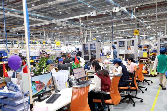 Công ty trách nhiệm hữu hạn Gentherm Việt Nam – doanh nghiệp 100% vốn đầu tư nước ngoài, đóng tại Khu công nghiệp Đồng Văn I (Ninh Bình) có hơn 1.200 lao động đã trở lại làm việc đầy đủ ngay từ những ngày đầu năm. Ảnh: Đại Nghĩa - TTXVN