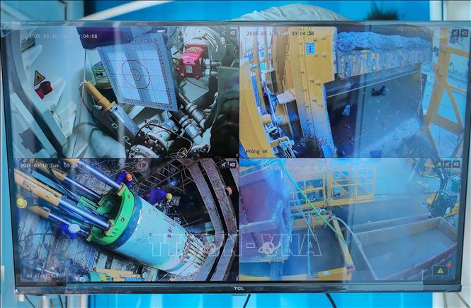 Với công nghệ hiện đại này, quá trình thi công phải được thực hiện với độ chính xác cao. Từ phòng điều khiển trung tâm có thể kiểm soát toàn bộ quá trình khoan, kích ống cống, theo dõi các thông số kỹ thuật nhằm đảm bảo thi công an toàn. Ảnh: Phan Phương – TTXVN