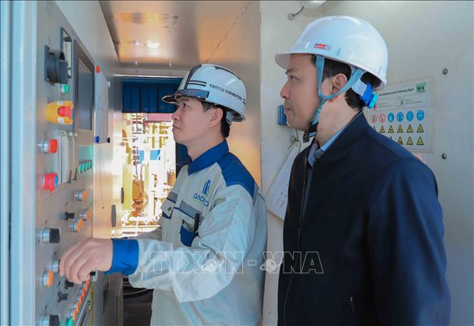 Với công nghệ hiện đại này, quá trình thi công phải được thực hiện với độ chính xác cao. Từ phòng điều khiển trung tâm có thể kiểm soát toàn bộ quá trình khoan, kích ống cống, theo dõi các thông số kỹ thuật nhằm đảm bảo thi công an toàn. Ảnh: Phan Phương – TTXVN