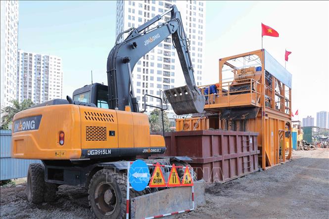 Bùn thải trong quá trình thi công được đưa qua máy phân tách bùn trước khi vận chuyển về bãi đổ rác thải, nhằm đảm bảo vệ sinh và bảo vệ môi trường. Ảnh: Phan Phương – TTXVN