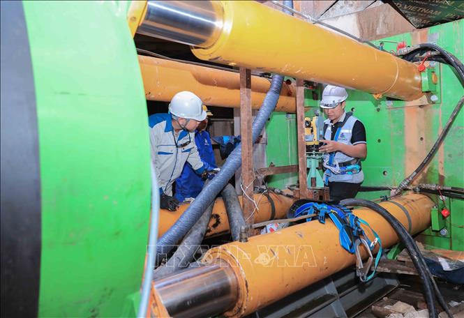 Kỹ sư điều khiển máy laser định vị tim tuyến, bảo đảm hướng khoan chính xác theo thiết kế kỹ thuật của dự án. Ảnh: Phan Phương – TTXVN