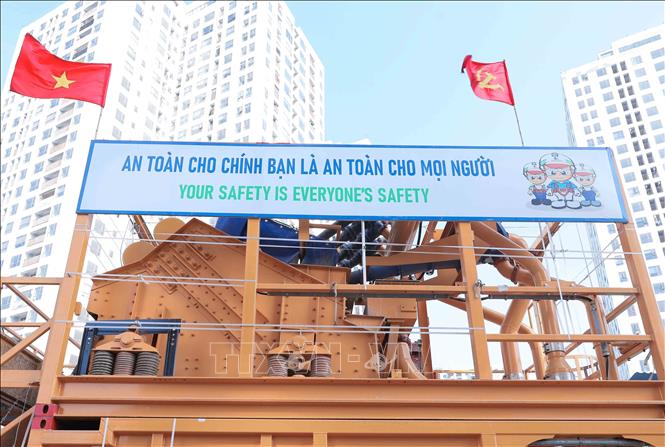 Khi hoàn thành, hệ thống sẽ thu gom khoảng 75.000 m³ nước thải mỗi ngày về Nhà máy xử lý nước thải Yên Xá, góp phần hồi sinh sông Lừ và sông Tô Lịch. Ảnh: Phan Phương - TTXVN