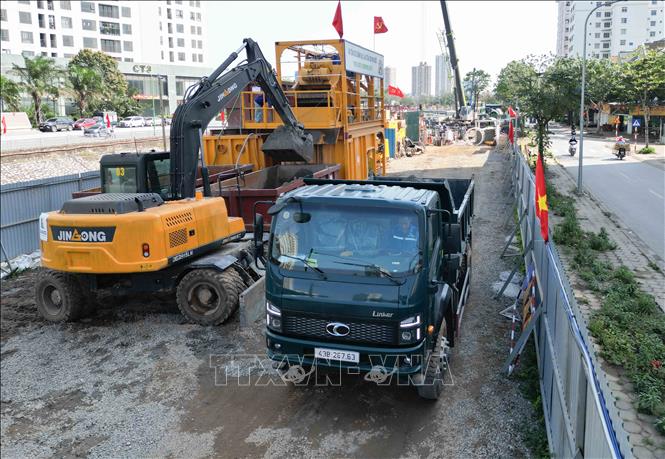 Bùn thải trong quá trình thi công được đưa qua máy phân tách bùn trước khi vận chuyển về bãi đổ rác thải, nhằm đảm bảo vệ sinh và bảo vệ môi trường. Ảnh: Phan Phương – TTXVN