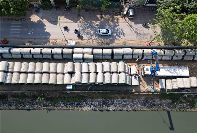 Ống kích ngầm được tập kết tại công trường, sẵn sàng phục vụ thi công 3 ca, 4 kíp tại gói thầu 49, bảo đảm tiến độ và mục tiêu hoàn thành dự án sớm theo chỉ đạo của UBND TP Hà Nội. Ảnh: Phan Phương – TTXVN