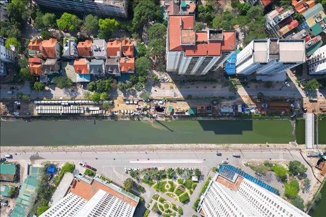 Dự án xử lý môi trường nước cho sông Lừ, cải thiện nước sông Tô Lịch khởi công 28/10/2025, dự kiến hoàn thành 28/10/2027. Nhà thầu tổ chức thi công 3 ca, 4 kíp thi công xuyên Tết, Sau 4 tháng khởi công, công trình đã đạt khoảng 20% khối lượng công việc theo kế hoạch. Ảnh: Phan Phương – TTXVN