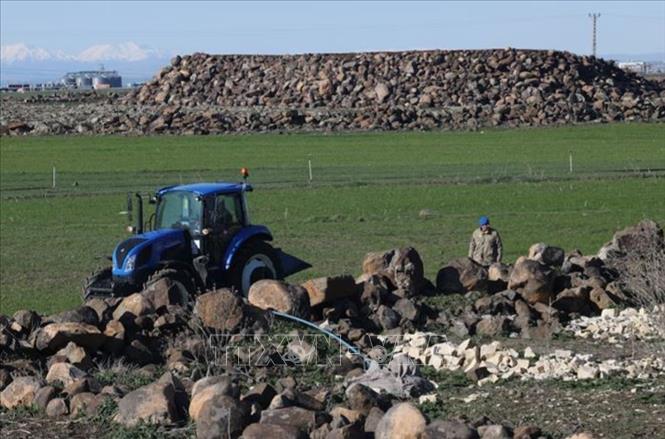 Binh sĩ Thổ Nhĩ Kỳ tìm kiếm mảnh vỡ tên lửa rơi xuống khu vực ở Diyarbakir, Thổ Nhĩ Kỳ sau khi bị hệ thống phòng không của NATO đánh chặn, ngày 9/3/2026. Ảnh: REUTERS/TTXVN