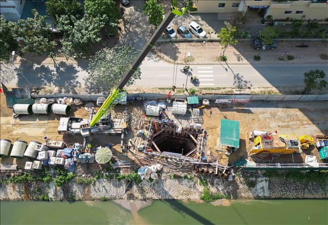 Hệ thống máy AVN vận hành công nghệ khoan kích ngầm tự động, định vị laser chính xác theo tim tuyến khi thi công đường ống ngầm ở độ sâu 12–15m. Ảnh: Phan Phương – TTXVN