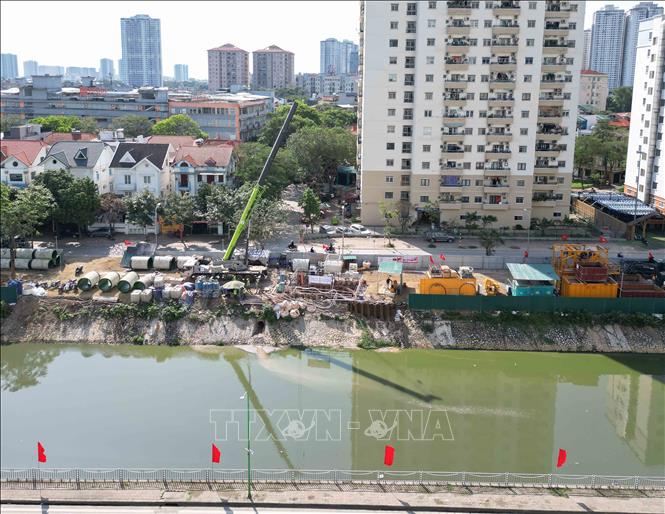 Hệ thống khoan kích ngầm AVN do Herrenknecht của CHLB Đức lần đầu tiên được áp dụng tại dự án xử lý môi trường nước cho sông Lừ. Công nghệ tiên tiến này vận hành tự động từ bên ngoài, bảo đảm an toàn, nâng cao chất lượng thi công và đẩy nhanh tiến độ. Ảnh: Phan Phương – TTXVNlt