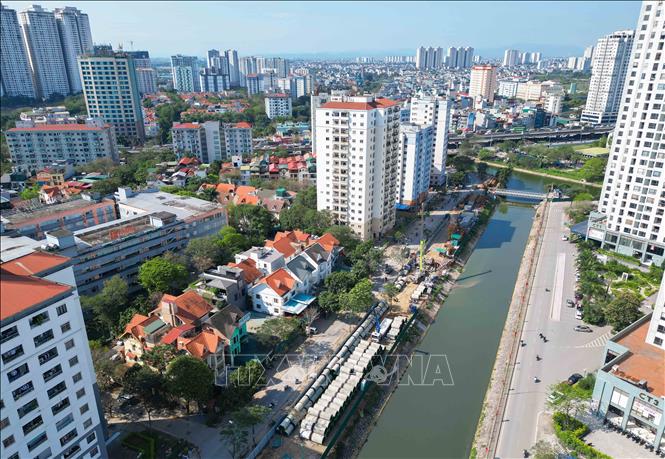 Tuyến cống bao dọc sông Lừ là hệ thống cống kích ngầm được đặt dưới lòng sông và trong lòng đất, được thi công từ điểm đầu tại hồ Xã Đàn đến khu vực đường Trương Định, với tổng chiều dài hơn 3.900 m. Ảnh: Phan Phương – TTXVN