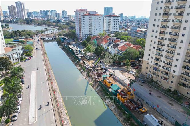 Mục tiêu của dự án là thu gom khoảng 75.000 m³ nước thải sinh hoạt mỗi ngày, hiện đang xả trực tiếp ra môi trường sông Lừ. Điều này không chỉ cải thiện chất lượng nước của sông Lừ mà còn giảm đáng kể lượng nước thải đổ vào hệ thống sông và hệ thống thoát nước nội đô, đặc biệt là sông Tô Lịch. Ảnh: Phan Phương – TTXVN