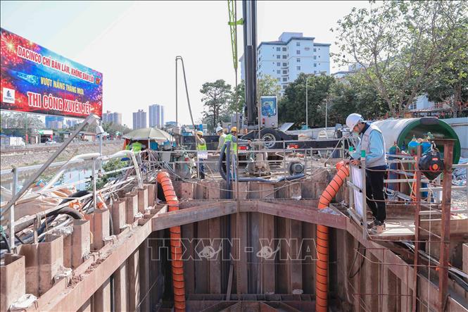 Công nhân bơm hỗn hợp gia cố nền đất tại giếng khoan gói thầu 49, xây dựng tuyến cống bao sông Lừ thuộc dự án xử lý nước thải TP Hà Nội. Ảnh: Phan Phương – TTXVN