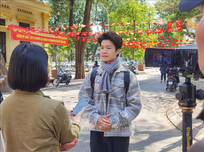 Sinh viên lần đầu tiên tham gia bỏ phiếu chia sẻ cảm xúc. Ảnh: Thanh Tùng – TTXVN