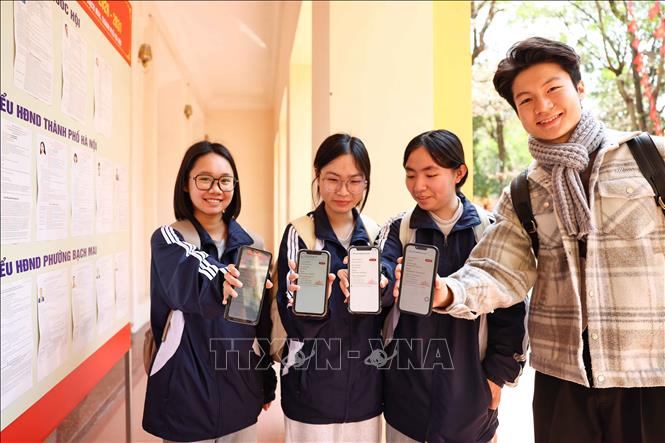 Hơn 1800 cử tri là sinh viên Đại học Kinh tế Quốc dân sẵn sàng cho Ngày hội lớn, cùng “khoe” nơi bỏ phiếu của mình trên ứng dụng VNeID. Ảnh: Thanh Tùng – TTXVN