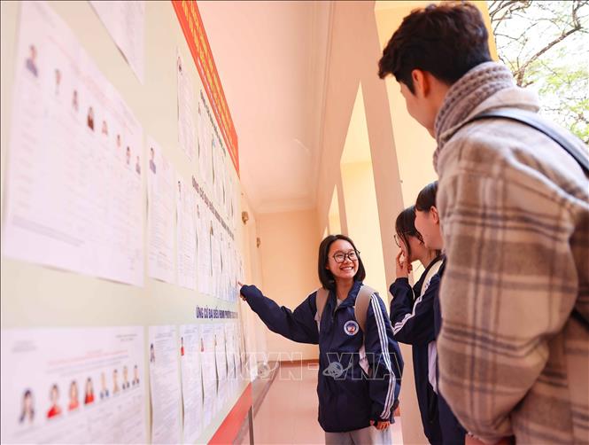 Đối với sinh viên, đặc biệt là những em lần đầu tiên tham gia bầu cử, Nhà trường rất chú trọng công tác tuyên truyền và hướng dẫn. Thông qua các kênh chính thống, mạng xã hội của Đại học, của ký túc xá Đại học, Đoàn Thanh niên, Hội Sinh viên và hệ thống thông tin nội bộ để phổ biến về ý nghĩa của quyền bầu cử, quy trình bỏ phiếu cũng như các nguyên tắc khi tham gia bầu cử. Ảnh: Thanh Tùng - TTXVN