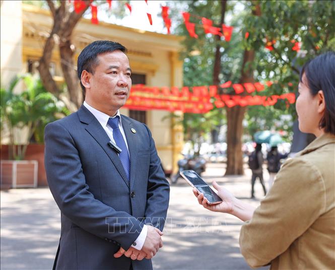 PGS.TS Bùi Huy Nhượng – Giám đốc Đại học Kinh tế Quốc dân – Tổ trưởng Tổ bầu cử số 19 cho biết “Đến nay, công tác chuẩn bị được triển khai đồng bộ, từ cơ sở vật chất như khu vực bỏ phiếu, hòm phiếu, niêm yết danh sách cử tri, danh sách ứng cử viên, đến việc bố trí lực lượng hỗ trợ, hướng dẫn để bảo đảm quá trình bỏ phiếu diễn ra thuận lợi, đúng quy định và an toàn”. Ảnh: Thanh Tùng - TTXVN