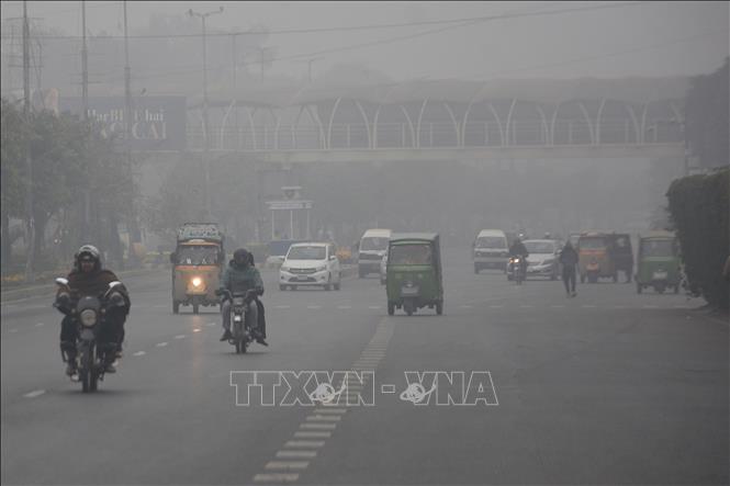 Các phương tiện di chuyển trên đường phố tại Lahore, Pakistan. Ảnh: THX/TTXVN