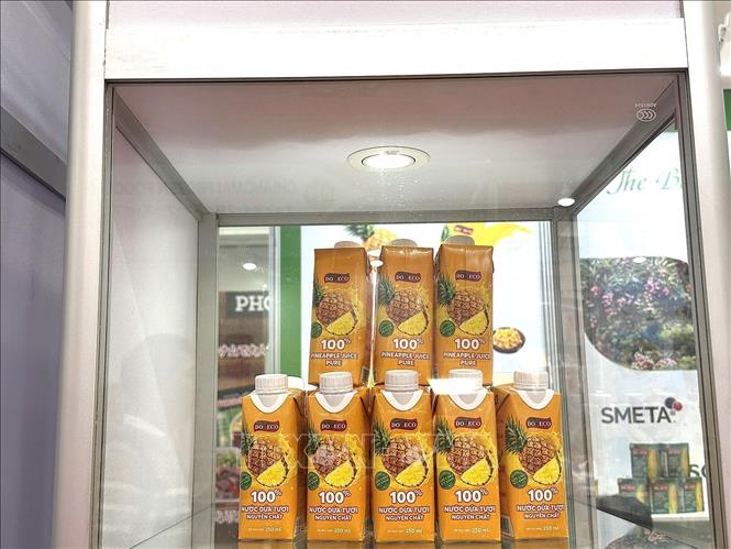 Nước dứa tươi nguyên chất, sản phẩm mới của Doveco, được giới thiệu tại Foodex 2026. Ảnh: Xuân Giao - Pv TTXVN tại Nhật Bản