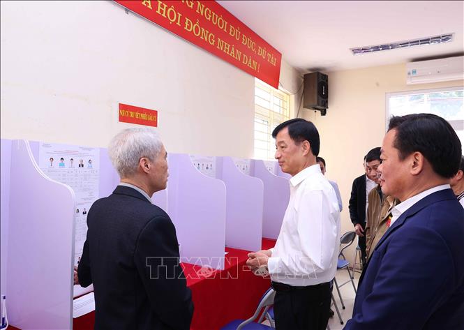 Bí thư Thành ủy Hà Nội Nguyễn Duy Ngọc kiểm tra công tác tổ chức bầu cử tại Khu vực bỏ phiếu số 27 phường Hồng Hà. Ảnh: Văn Điệp - TTXVN