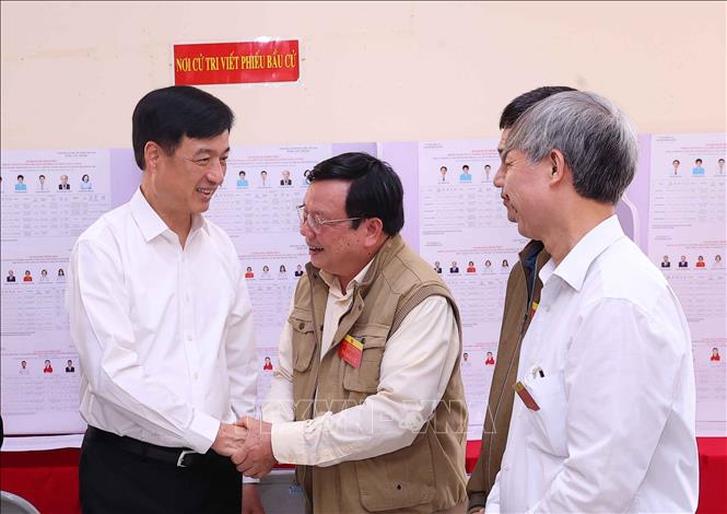 Bí thư Thành ủy Hà Nội Nguyễn Duy Ngọc kiểm tra công tác tổ chức bầu cử tại Khu vực bỏ phiếu số 27 phường Hồng Hà. Ảnh: Văn Điệp - TTXVN